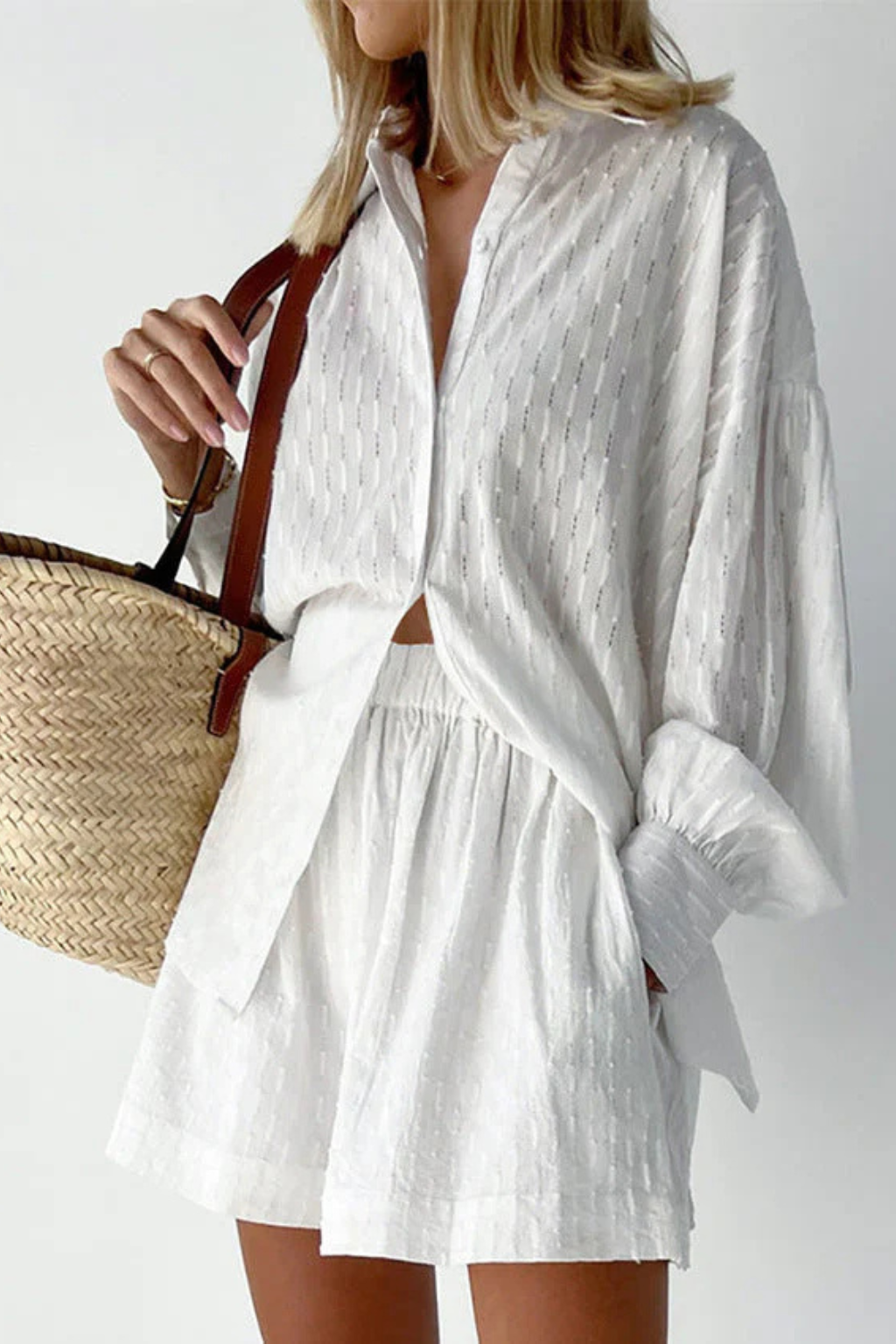 Set de două piese pentru femei cu cămașă brodată și pantaloni scurți