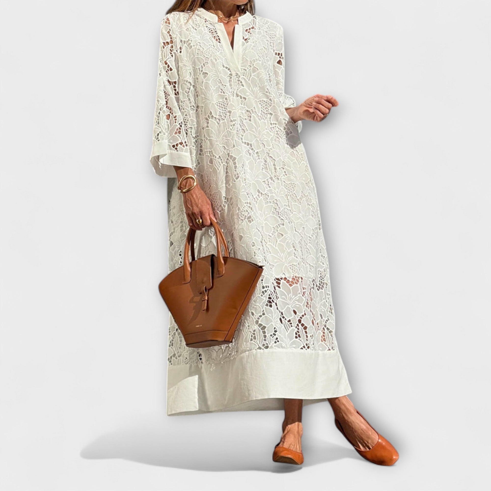 Rochie lungă din dantelă florală cu decolteu în V și mâneci evazate