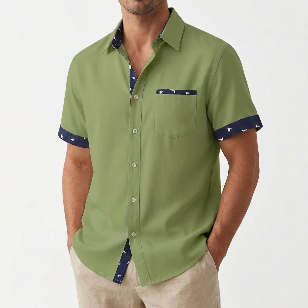 Férfi rövid ujjú ing gallérral és mintás szegélyekkel