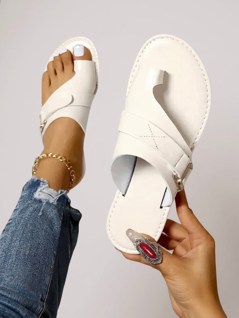 Dámské sandály na plochém podpatku — Design s páskem na prst a pohodlnou polstrovanou podrážkou