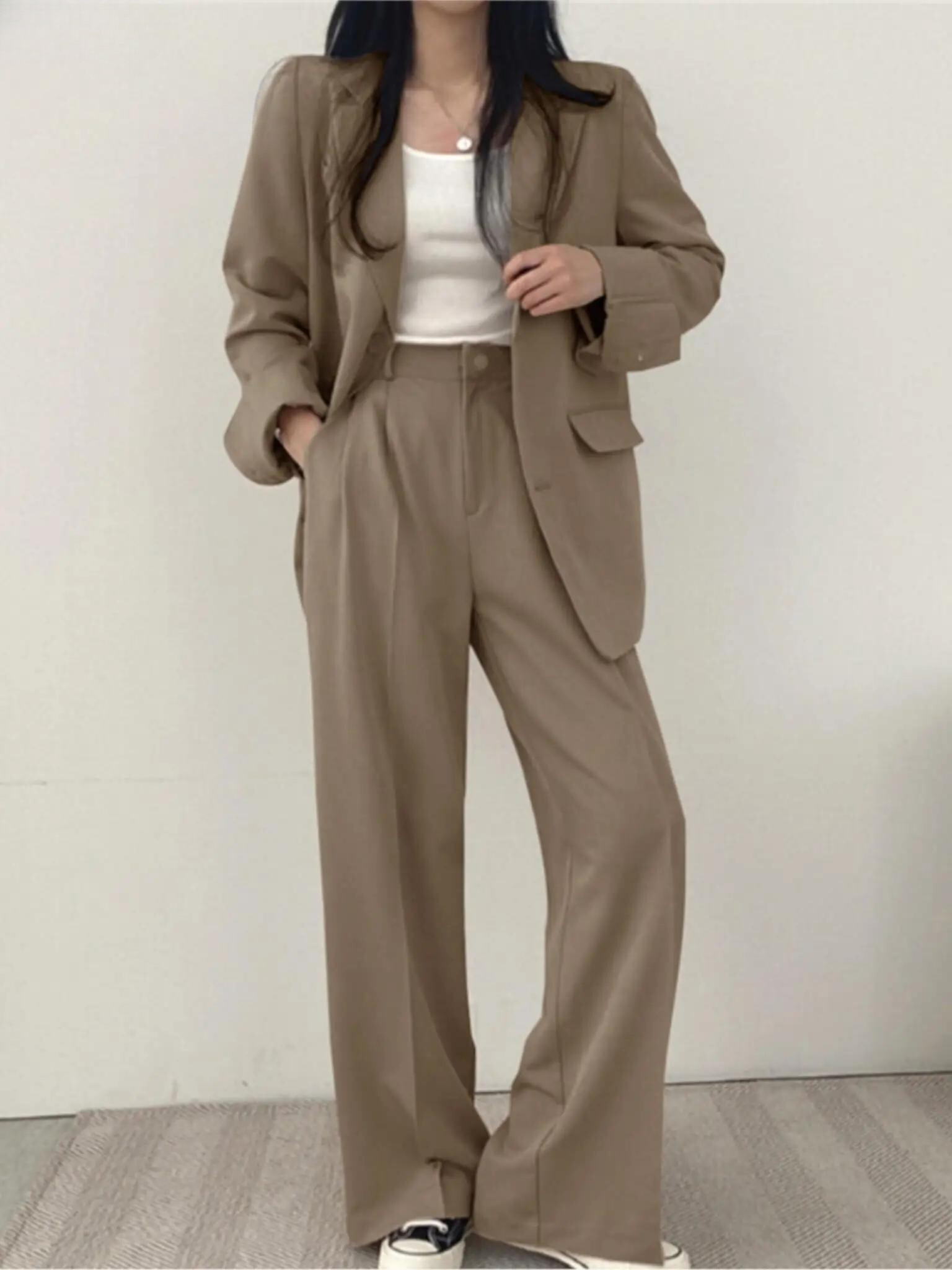 Ensemble pantalon femme deux pièces avec veste à revers et coupe droite