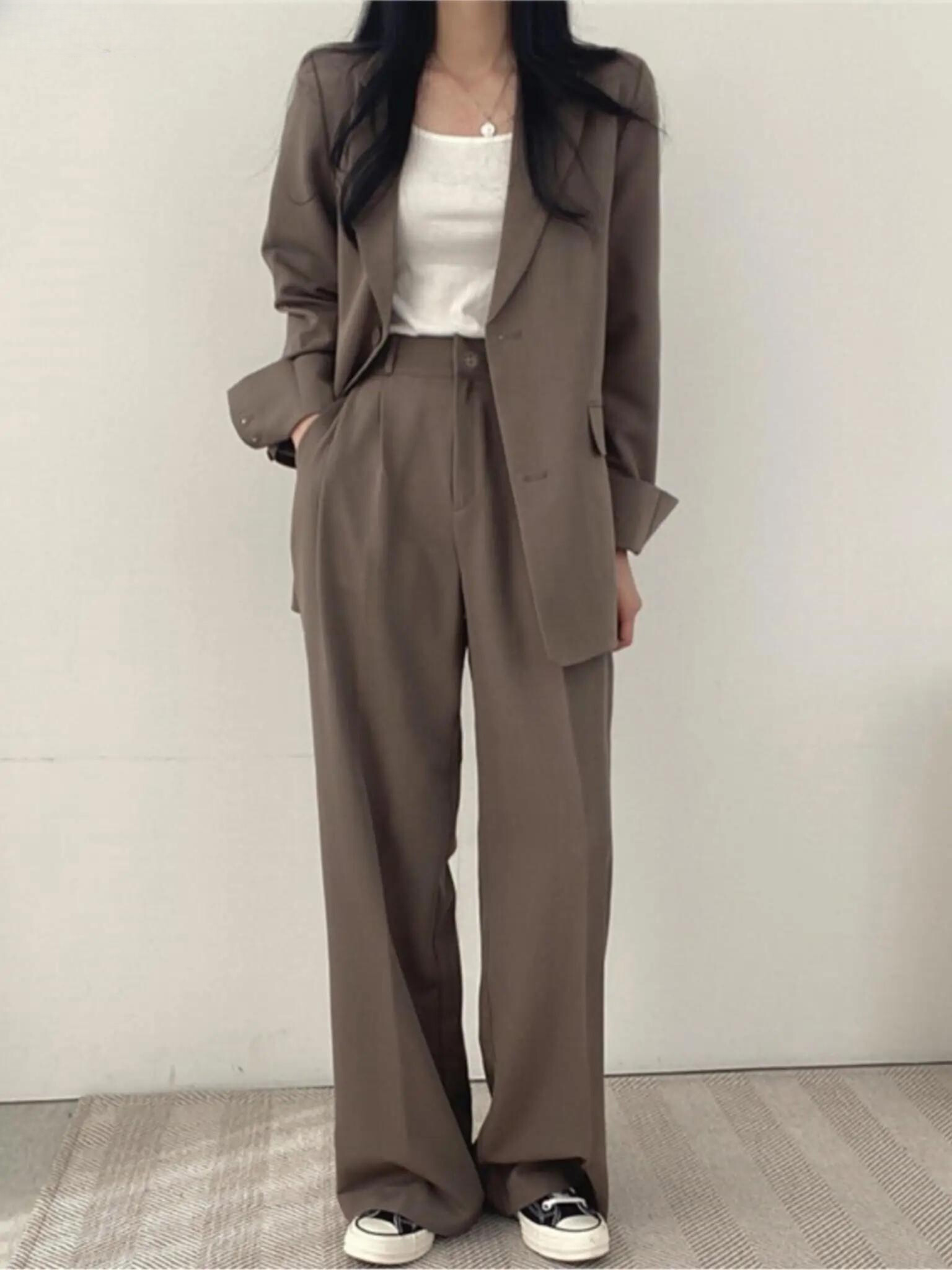 Ensemble pantalon femme deux pièces avec veste à revers et coupe droite