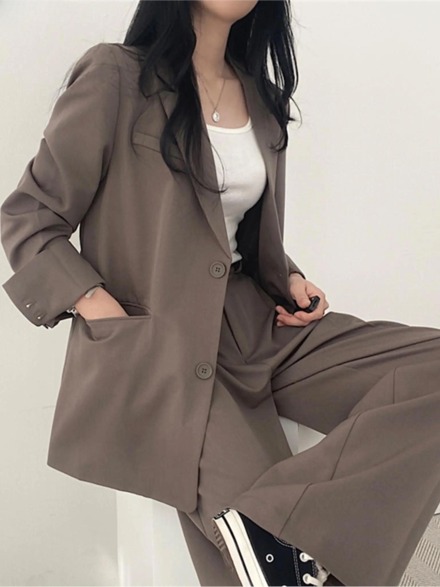Ensemble pantalon femme deux pièces avec veste à revers et coupe droite