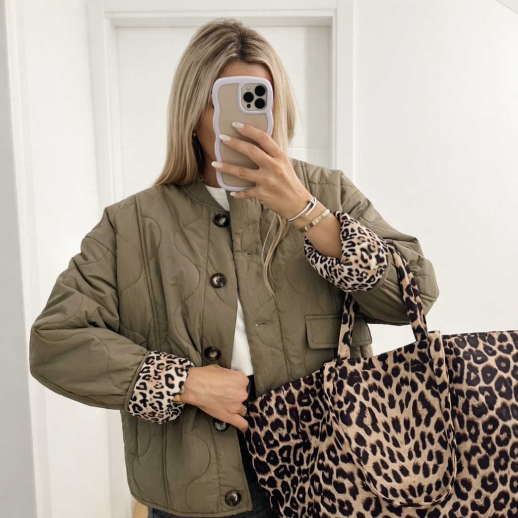 Geacă matlasată pentru femei cu căptușeală leopard și închidere cu nasturi