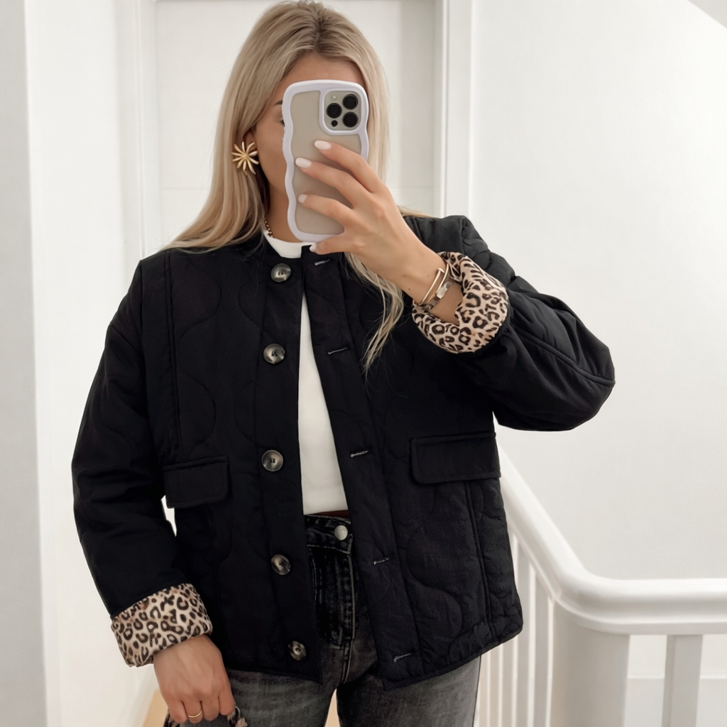 Geacă matlasată pentru femei cu căptușeală leopard și închidere cu nasturi