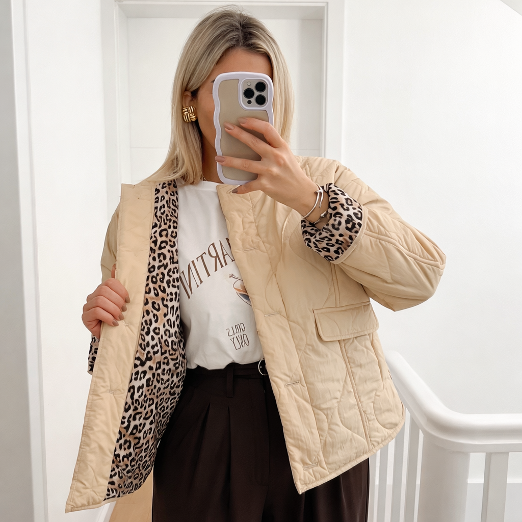 Prošívaná bunda pro ženy s leopardím podšívkou a zapínáním na knoflíky