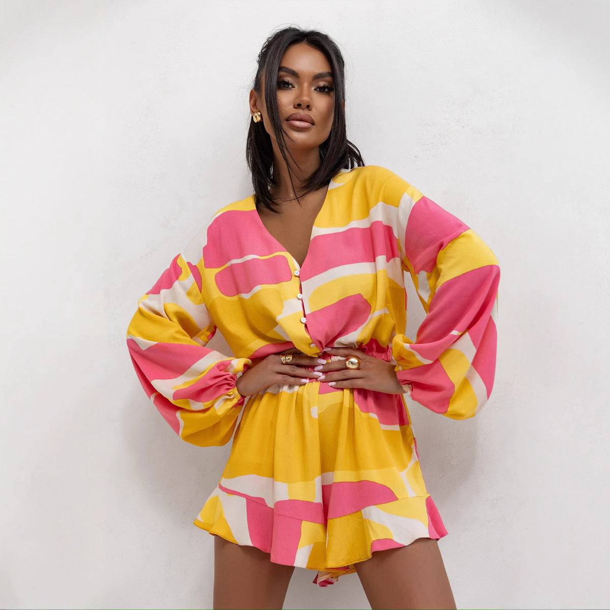 Tuta corta stampata con scollo a V, maniche a sbuffo e vita alta da donna