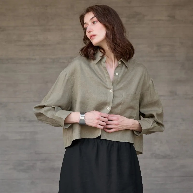 Dámská krátká lněná košile oversize střihu s výstřihem do V a knoflíky