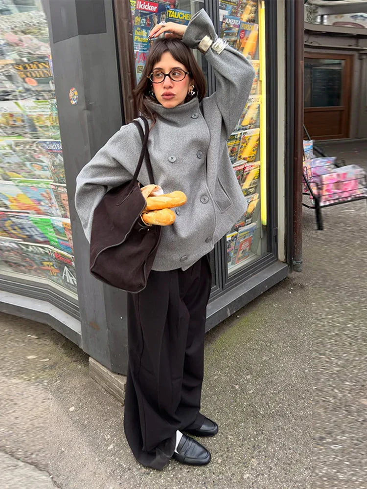 Abrigo corto de mujer cruzado con cuello alto y bolsillos laterales