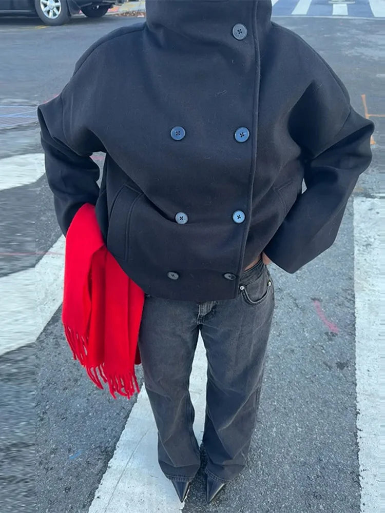 Abrigo corto de mujer cruzado con cuello alto y bolsillos laterales