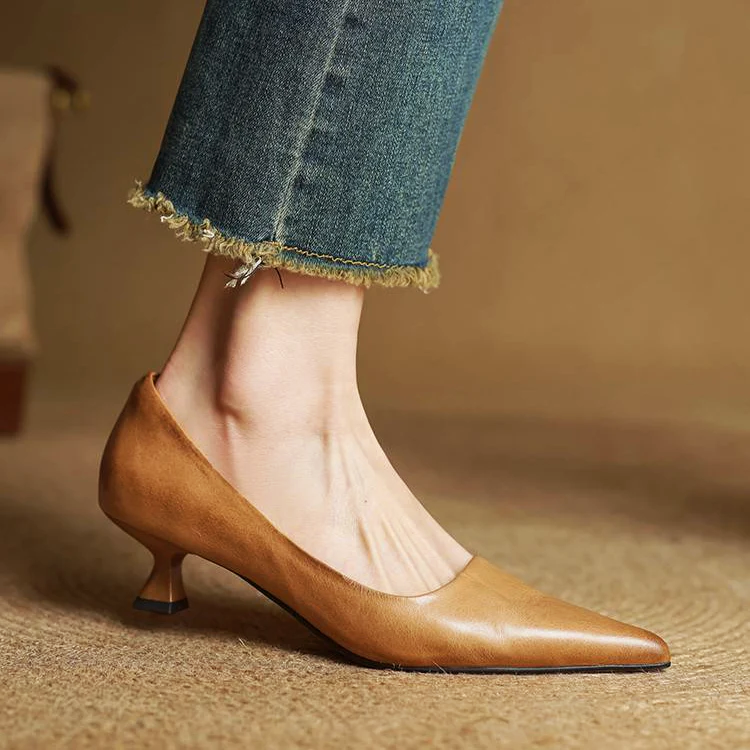 Sapatos de salão em pele genuína com bico fino e salto kitten