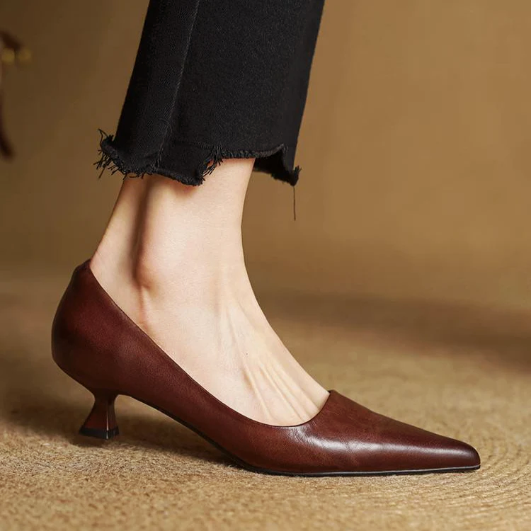 Sapatos de salão em pele genuína com bico fino e salto kitten