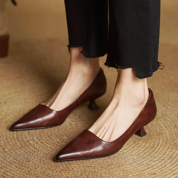 Sapatos de salão em pele genuína com bico fino e salto kitten
