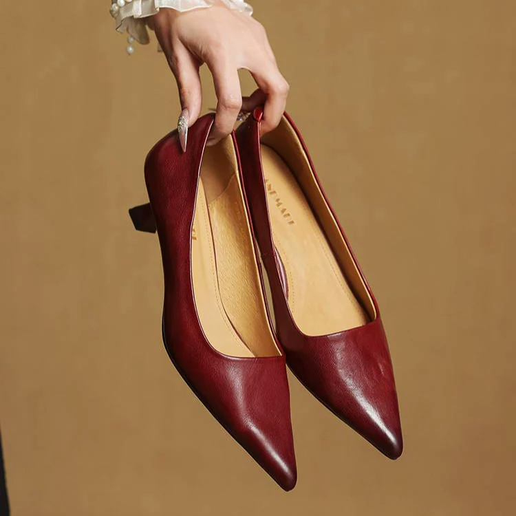Sapatos de salão em pele genuína com bico fino e salto kitten