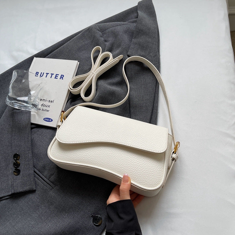 Geantă de umăr pentru femei din piele vegană cu clapetă ondulată și curea