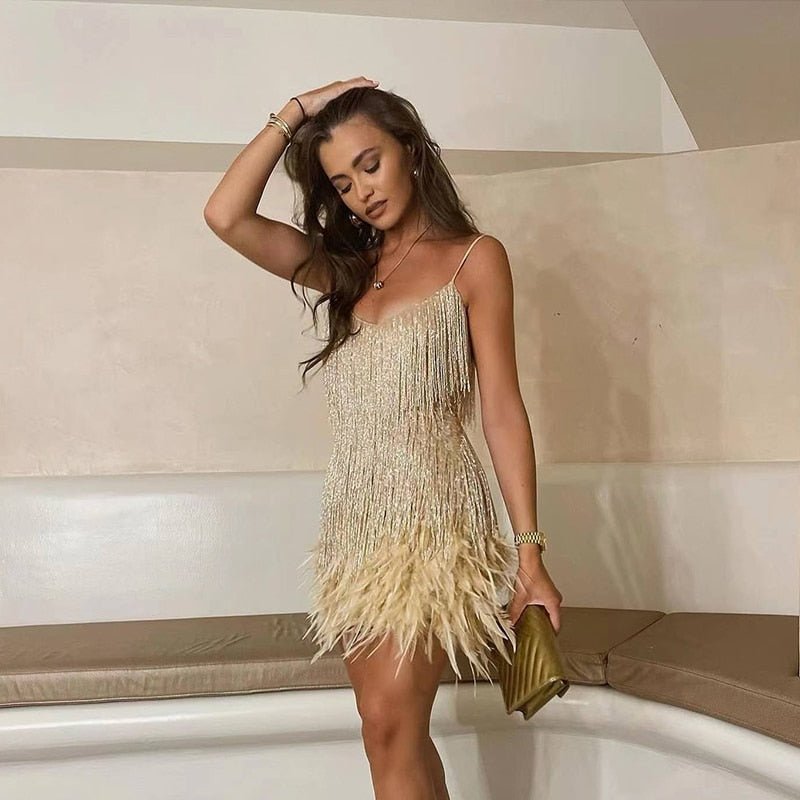 Robe mini à sequins avec franges et plumes, coupe ajustée avec décolleté en V