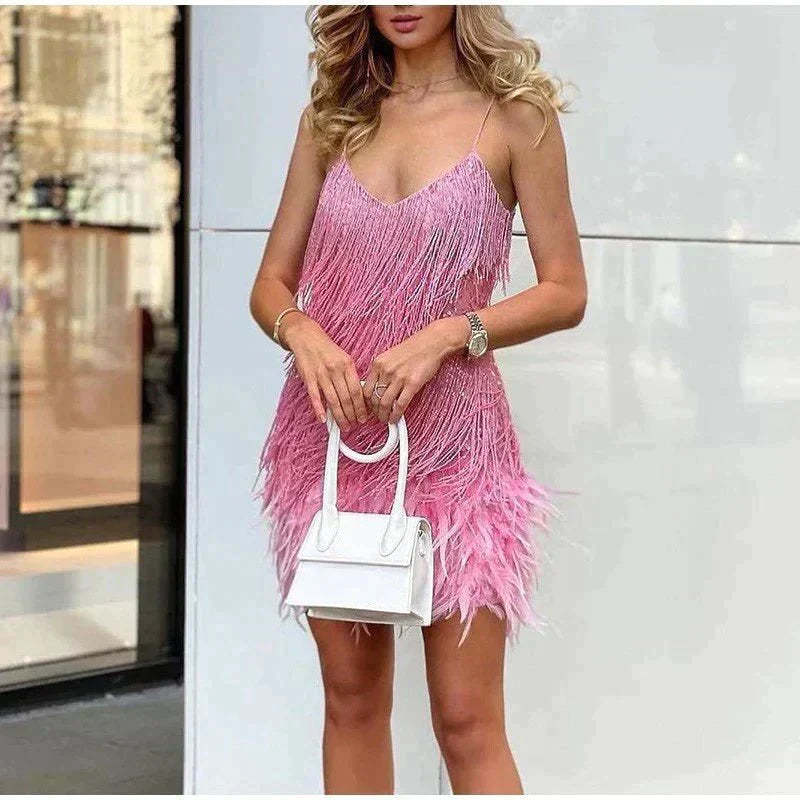 Robe mini à sequins avec franges et plumes, coupe ajustée avec décolleté en V