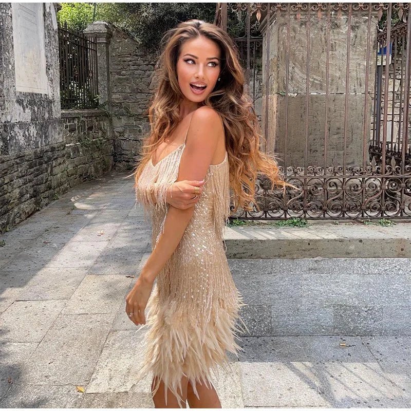 Robe mini à sequins avec franges et plumes, coupe ajustée avec décolleté en V