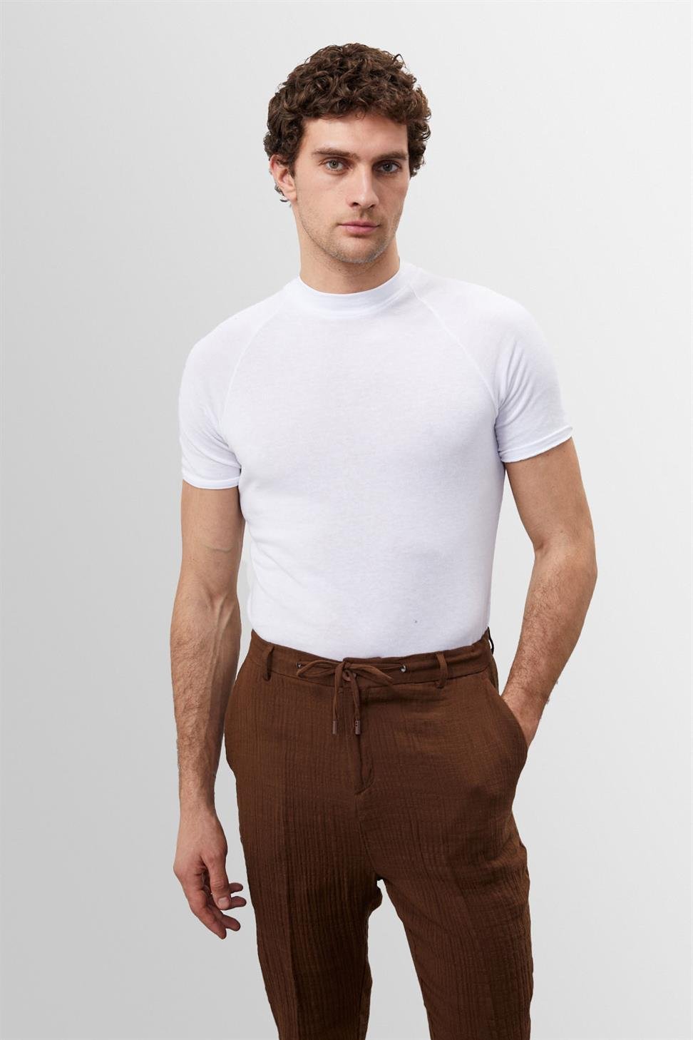 Tricou bărbătesc mulat cu guler înalt și mâneci scurte, stil casual