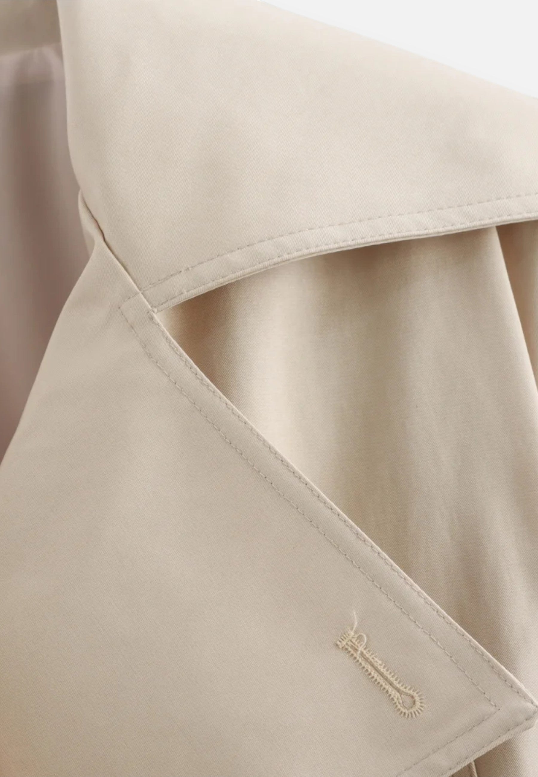 Krátká trenčkotová bunda z polyesteru s dvojitým zapínáním a páskem pro ženy