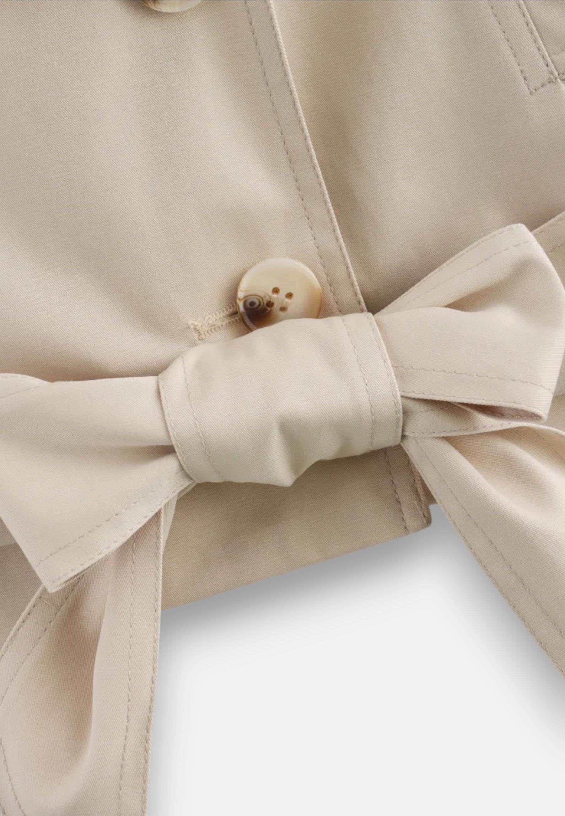 Krátká trenčkotová bunda z polyesteru s dvojitým zapínáním a páskem pro ženy