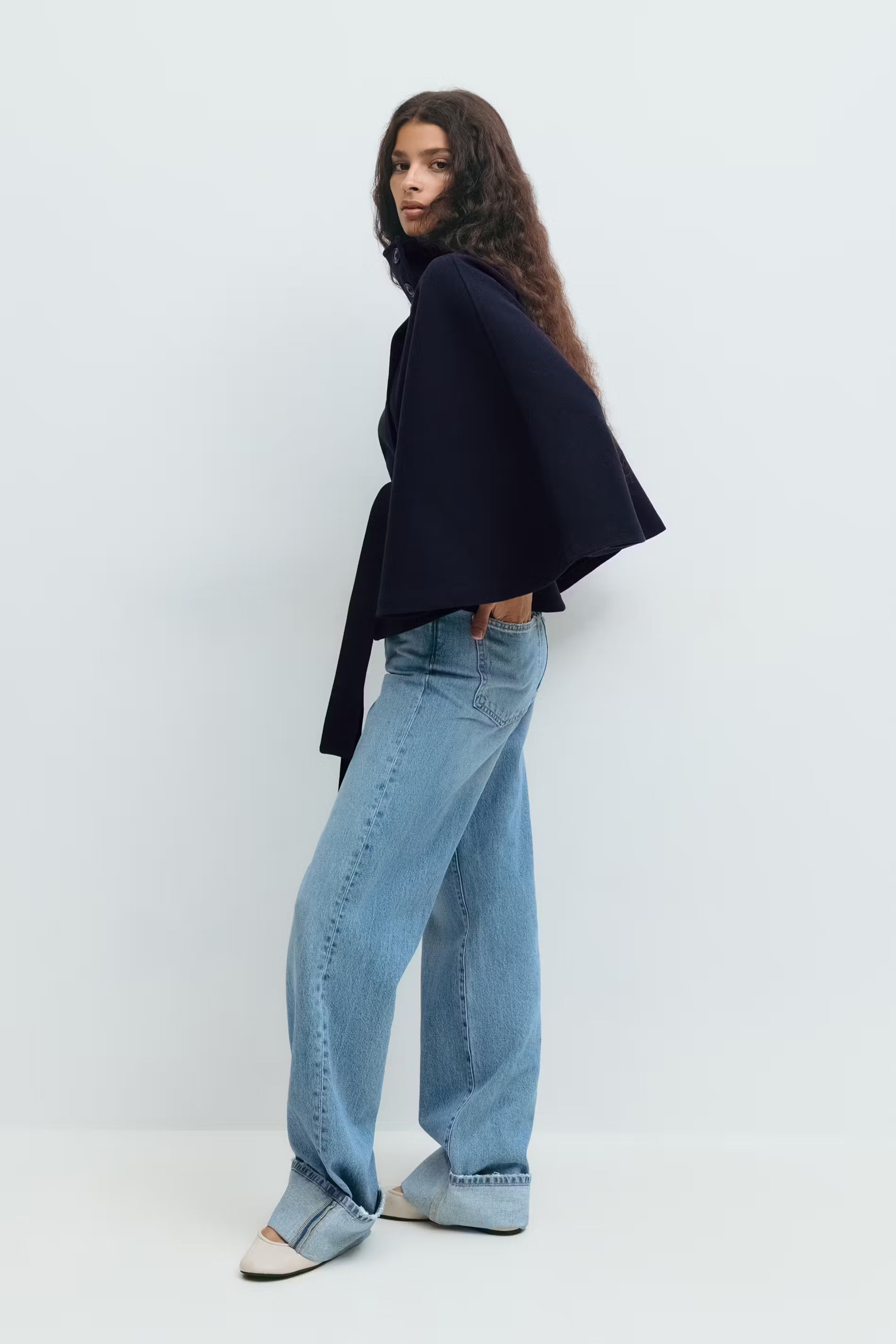 Giacca tipo mantella con collo alto e cintura regolabile da donna