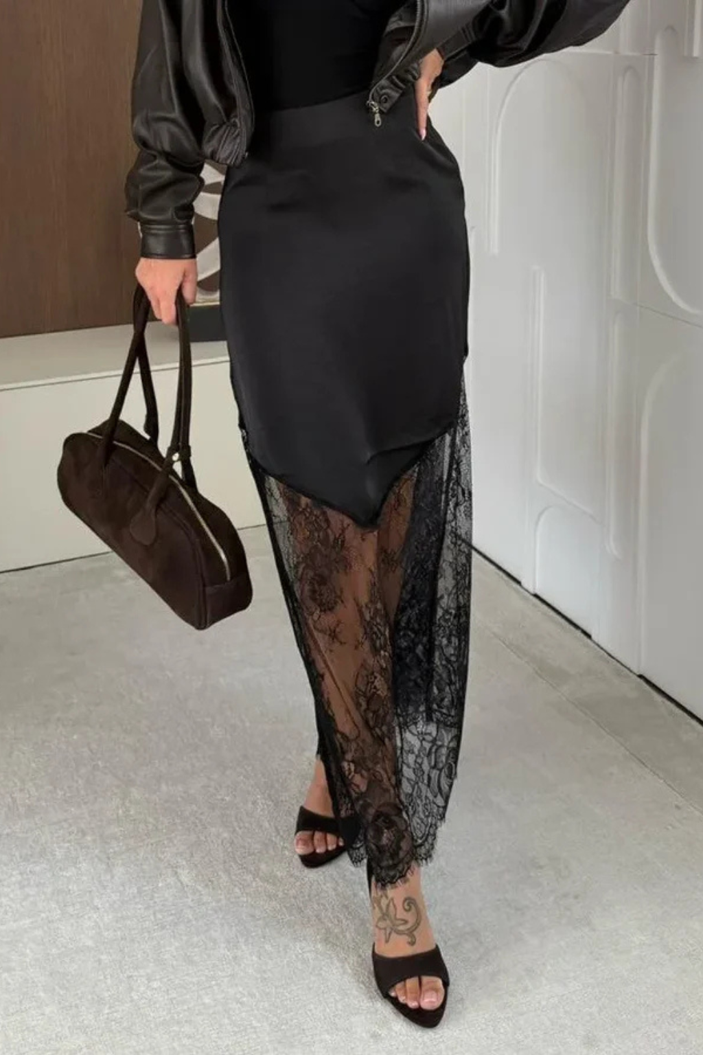 Jupe longue maxi asymétrique en satin avec ourlet en dentelle pour femme