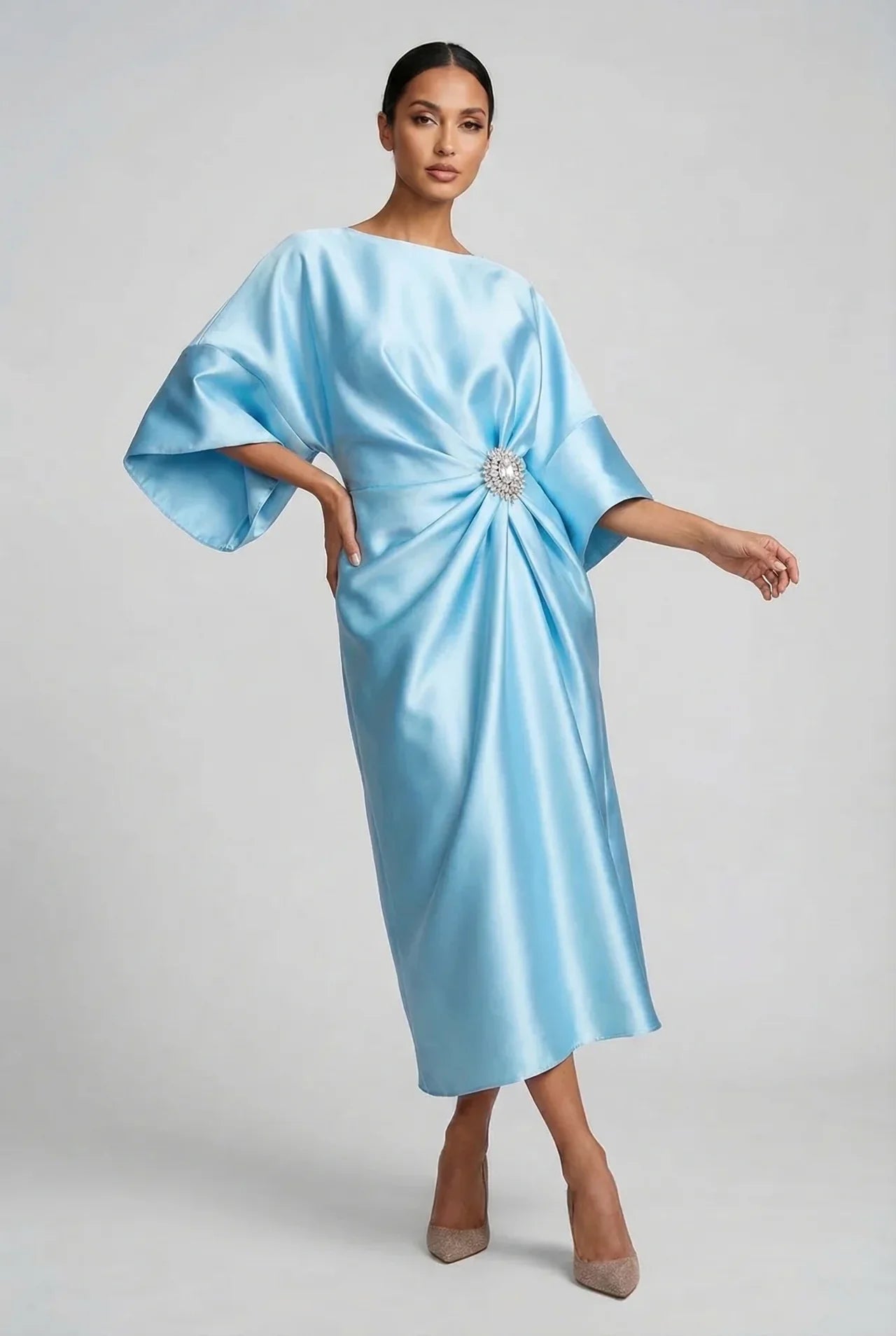Vestito midi in satin per invitata a matrimonio con maniche a pipistrello e spilla gioiello