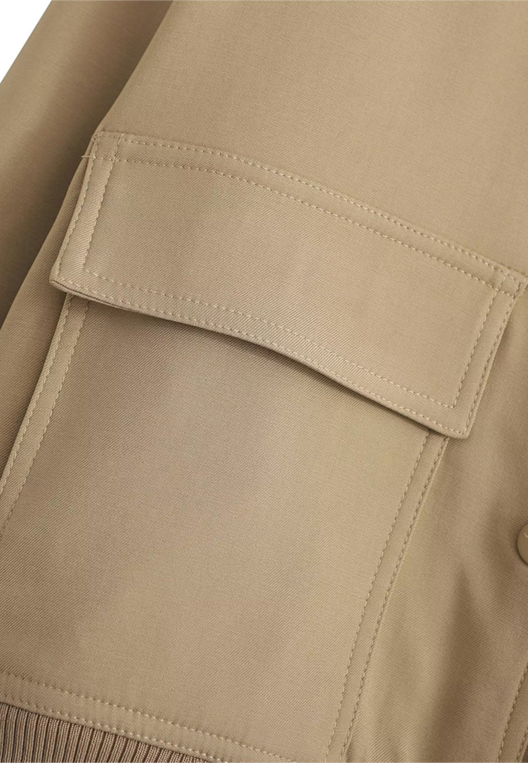 Jachetă bomber scurtă pentru femei cu închidere simplă și buzunare