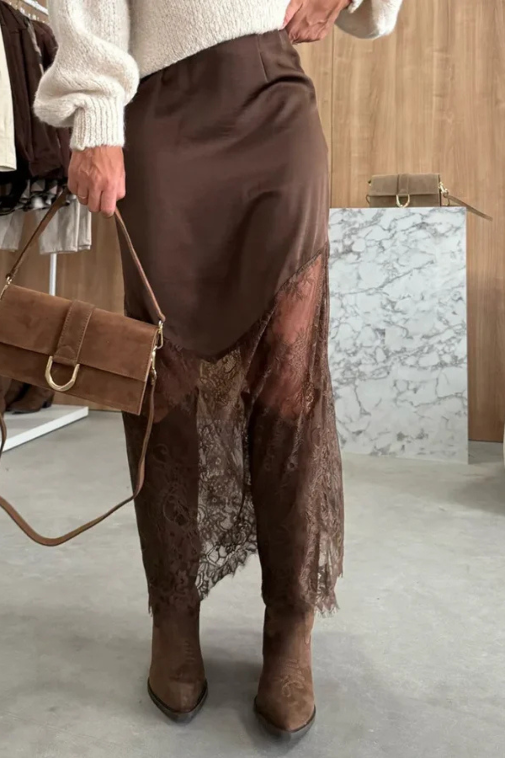 Jupe longue maxi asymétrique en satin avec ourlet en dentelle pour femme