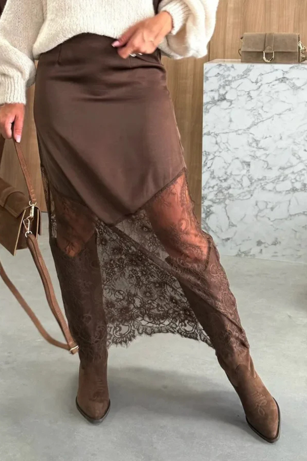 Jupe longue maxi asymétrique en satin avec ourlet en dentelle pour femme