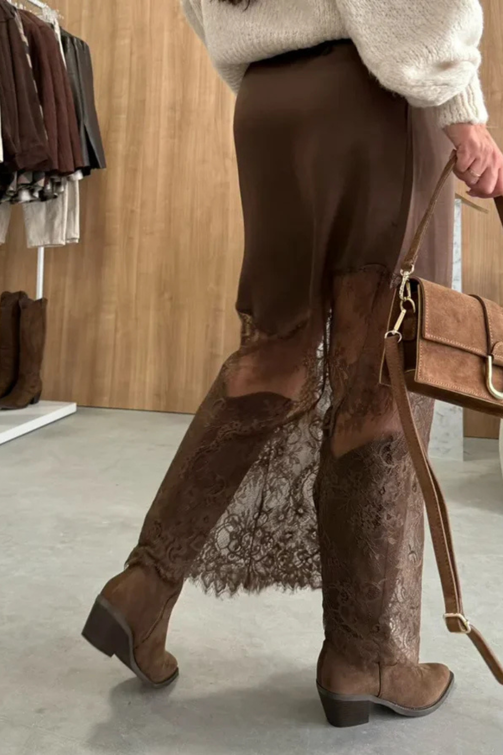 Jupe longue maxi asymétrique en satin avec ourlet en dentelle pour femme