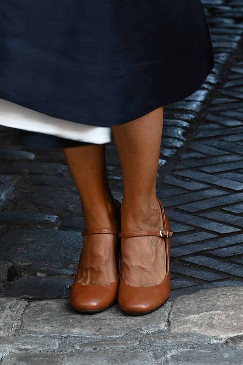 Women's Wide Heel Shoes with Round Toe and Adjustable Buckle Strap