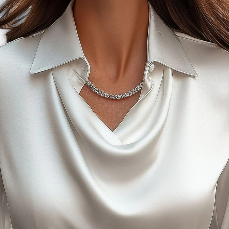 Blouse en satin avec décolleté drapé pour femme — bureau et événements