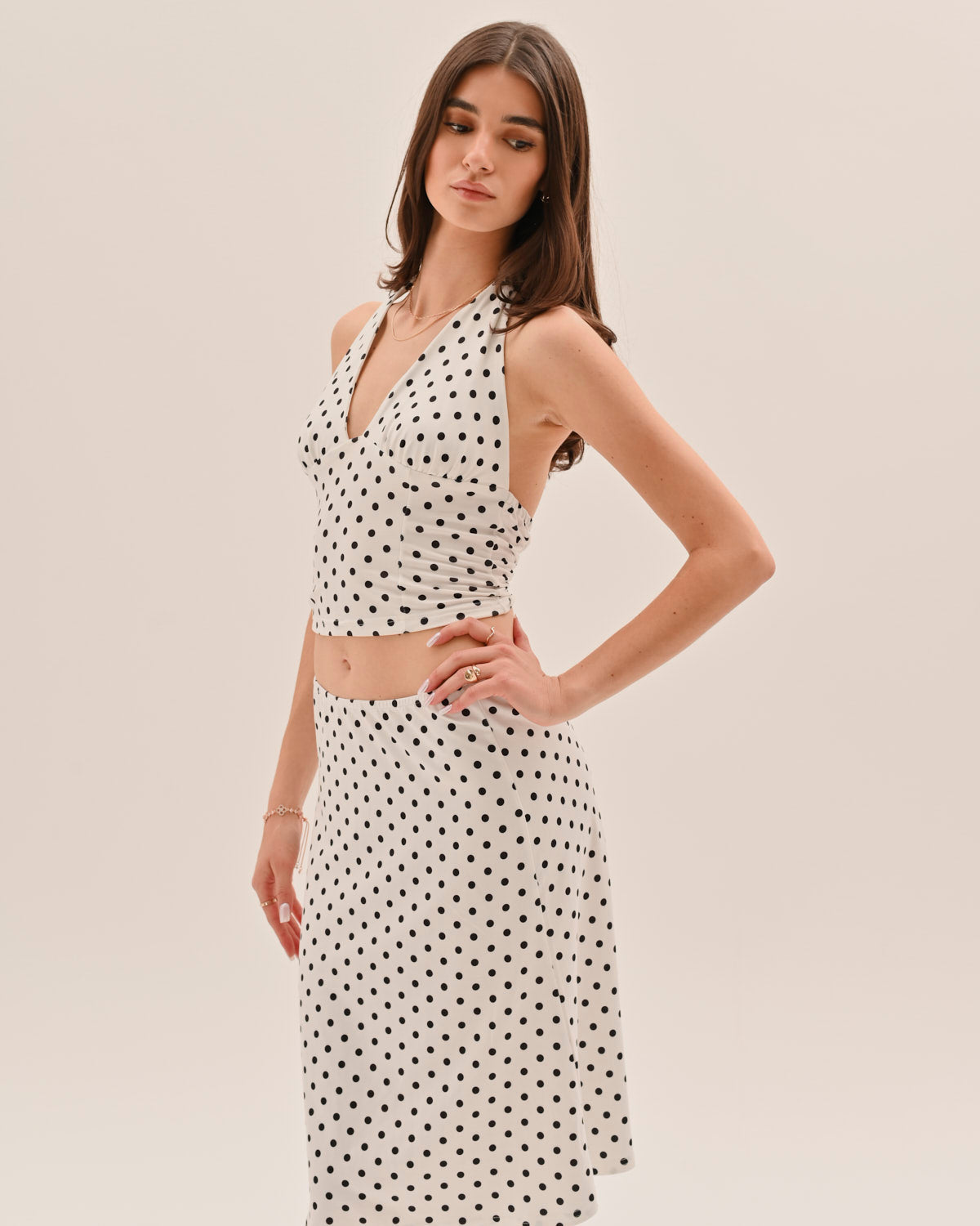 Completo due pezzi con gonna a pois e top halter con scollo a V