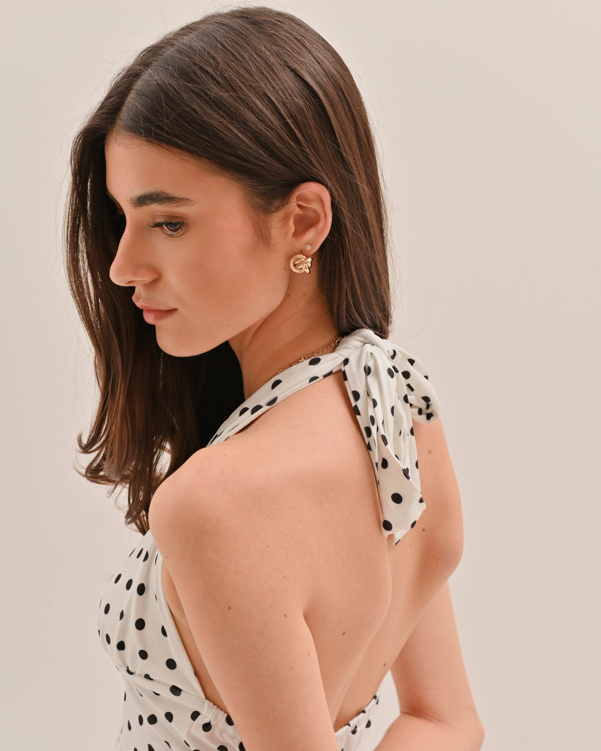 Completo due pezzi con gonna a pois e top halter con scollo a V