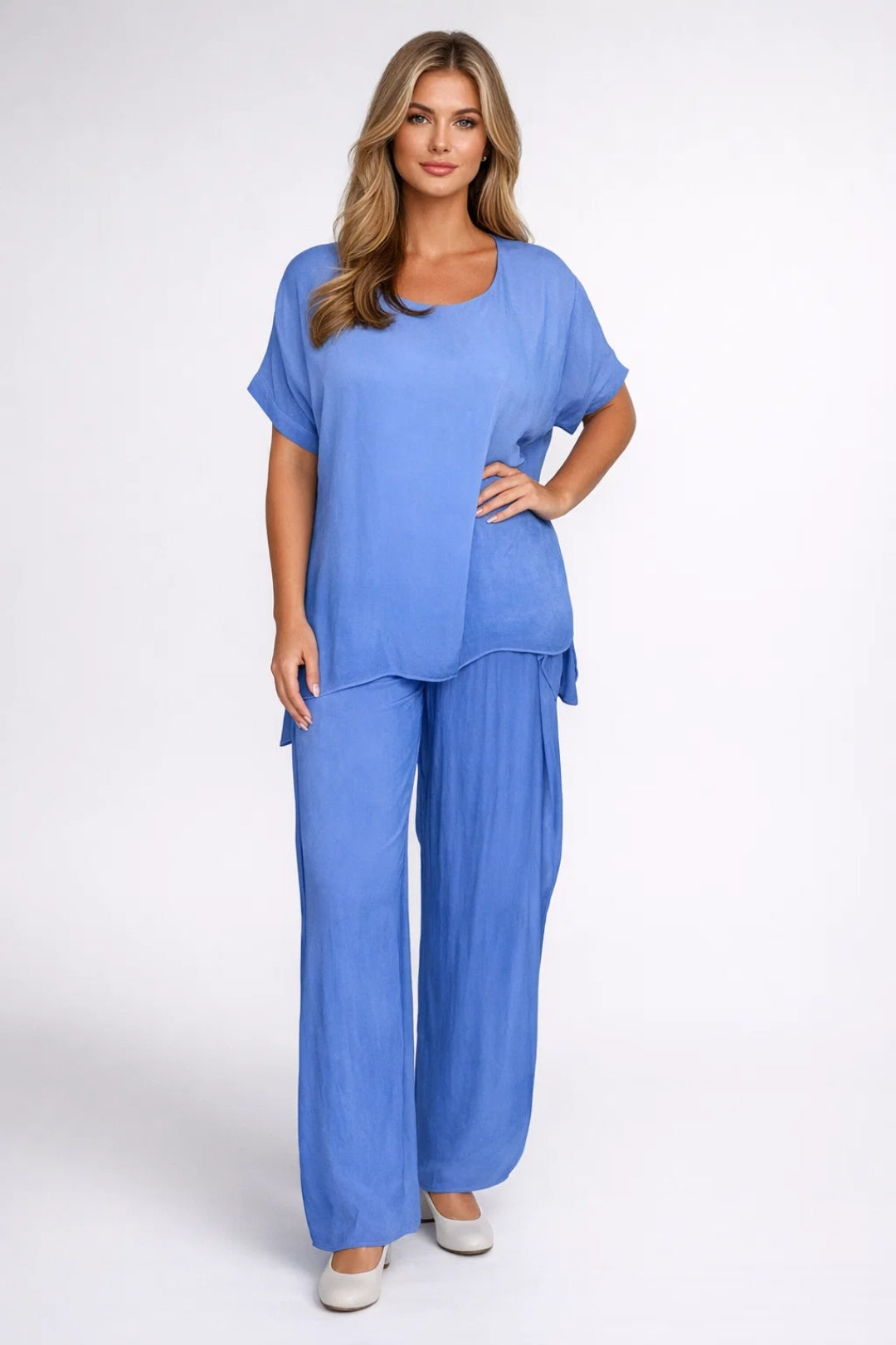 Completo lounge da donna in due pezzi con t-shirt a maniche corte e pantaloni a gamba larga con spacco sul fondo