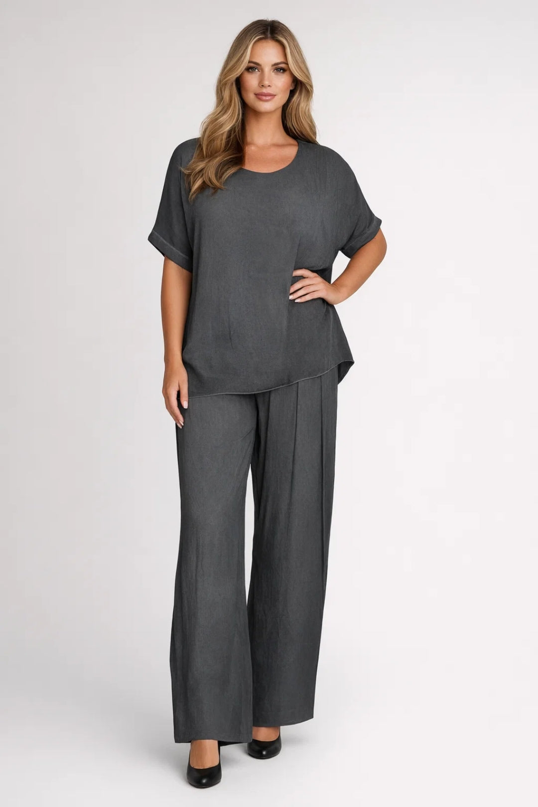 Completo lounge da donna in due pezzi con t-shirt a maniche corte e pantaloni a gamba larga con spacco sul fondo