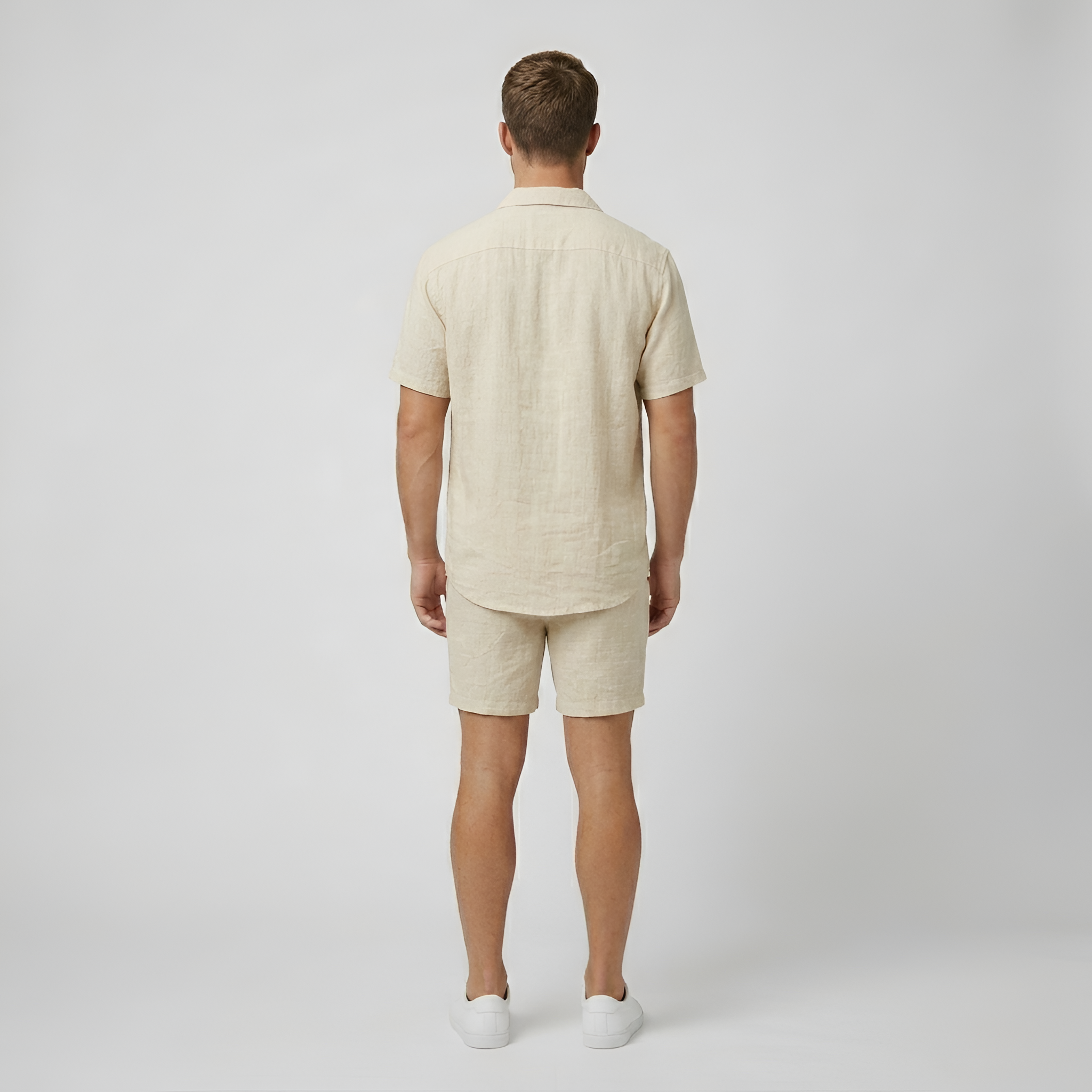 Completo uomo in lino con camicia con bottoni e pantaloncini tipo bermuda
