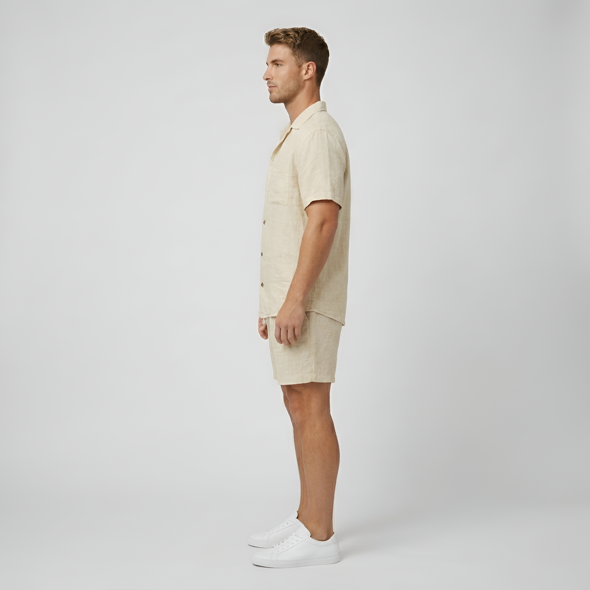 Completo uomo in lino con camicia con bottoni e pantaloncini tipo bermuda