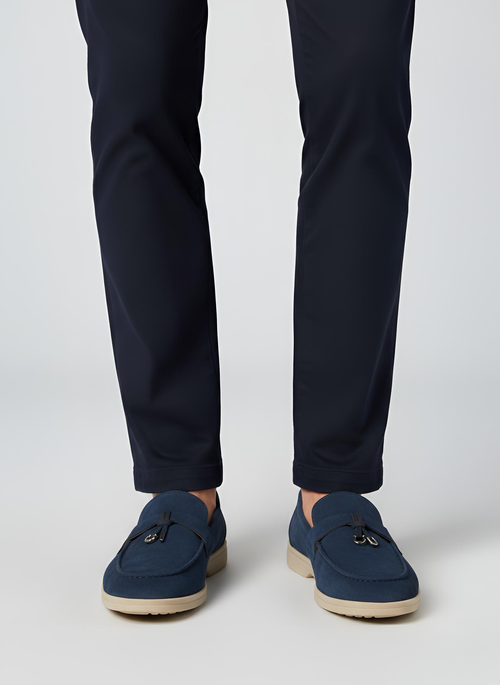 Mocassini in Camoscio da Donna con Decorazione a Nappine e Suola in Gomma