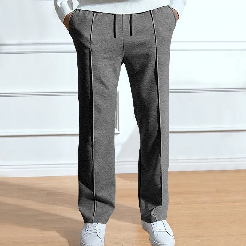 Pantaloni uomo con vestibilità flessibile, vita elastica e coulisse.