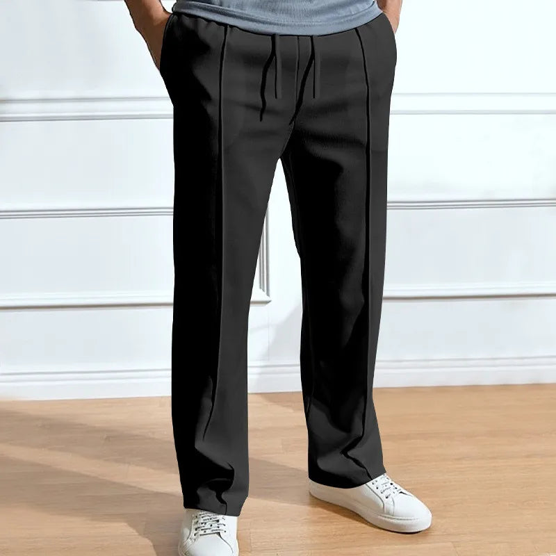 Pantaloni uomo con vestibilità flessibile, vita elastica e coulisse.