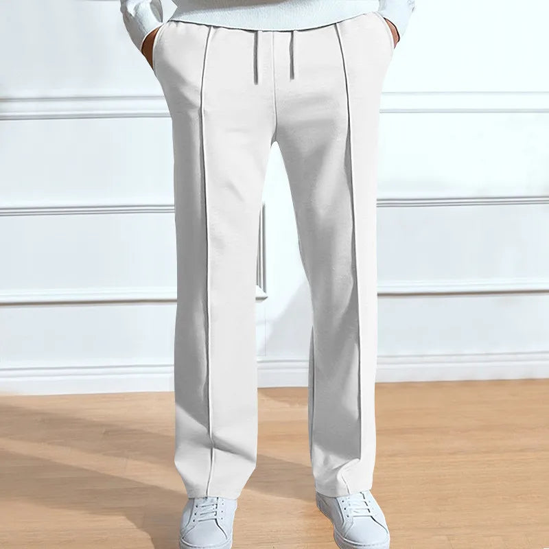 Pantaloni uomo con vestibilità flessibile, vita elastica e coulisse.