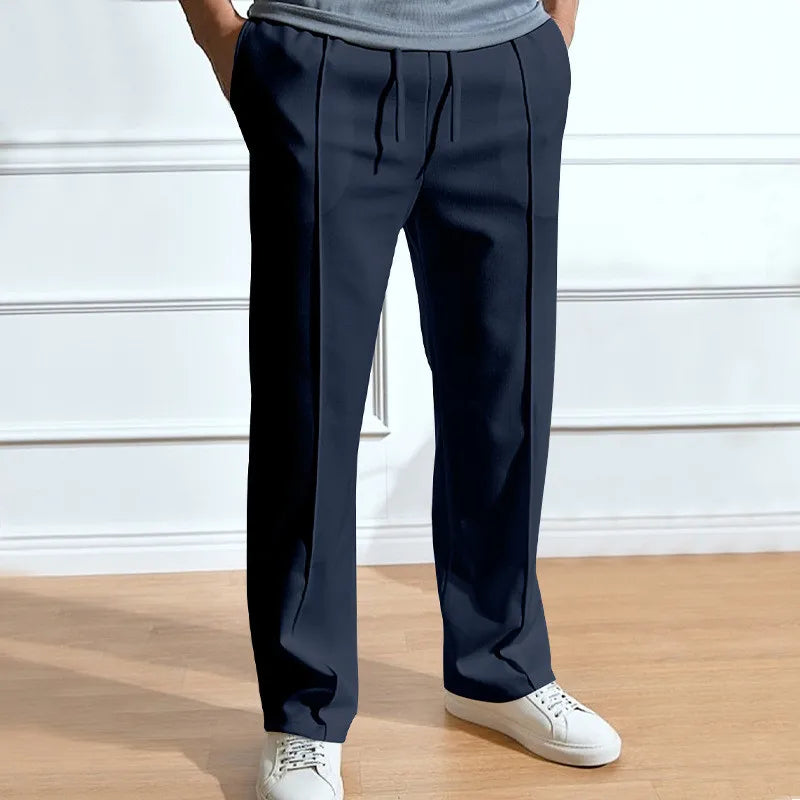 Pantaloni uomo con vestibilità flessibile, vita elastica e coulisse.