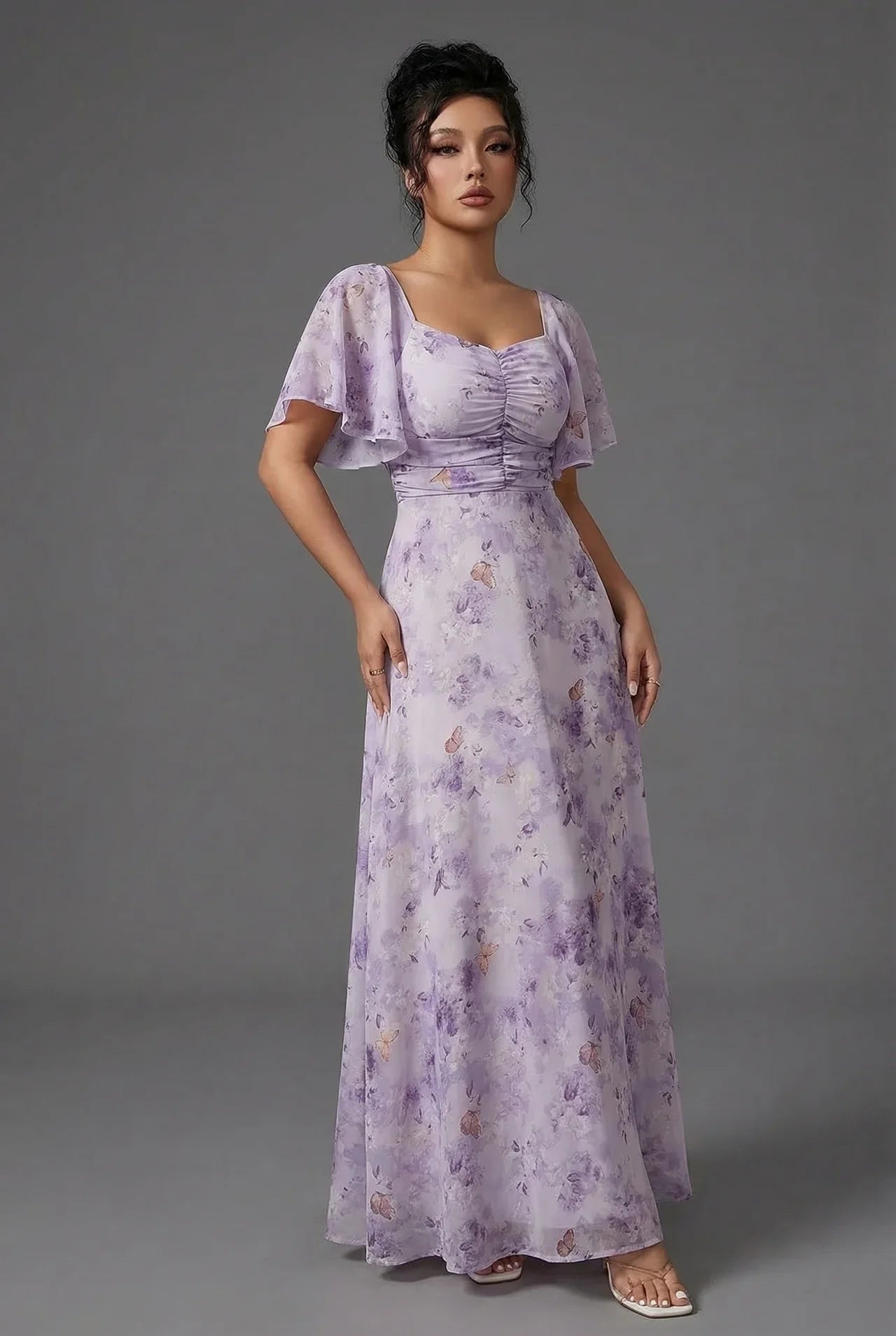 Rochie lungă pentru invitată la nuntă cu imprimeu floral și mâneci cu volane