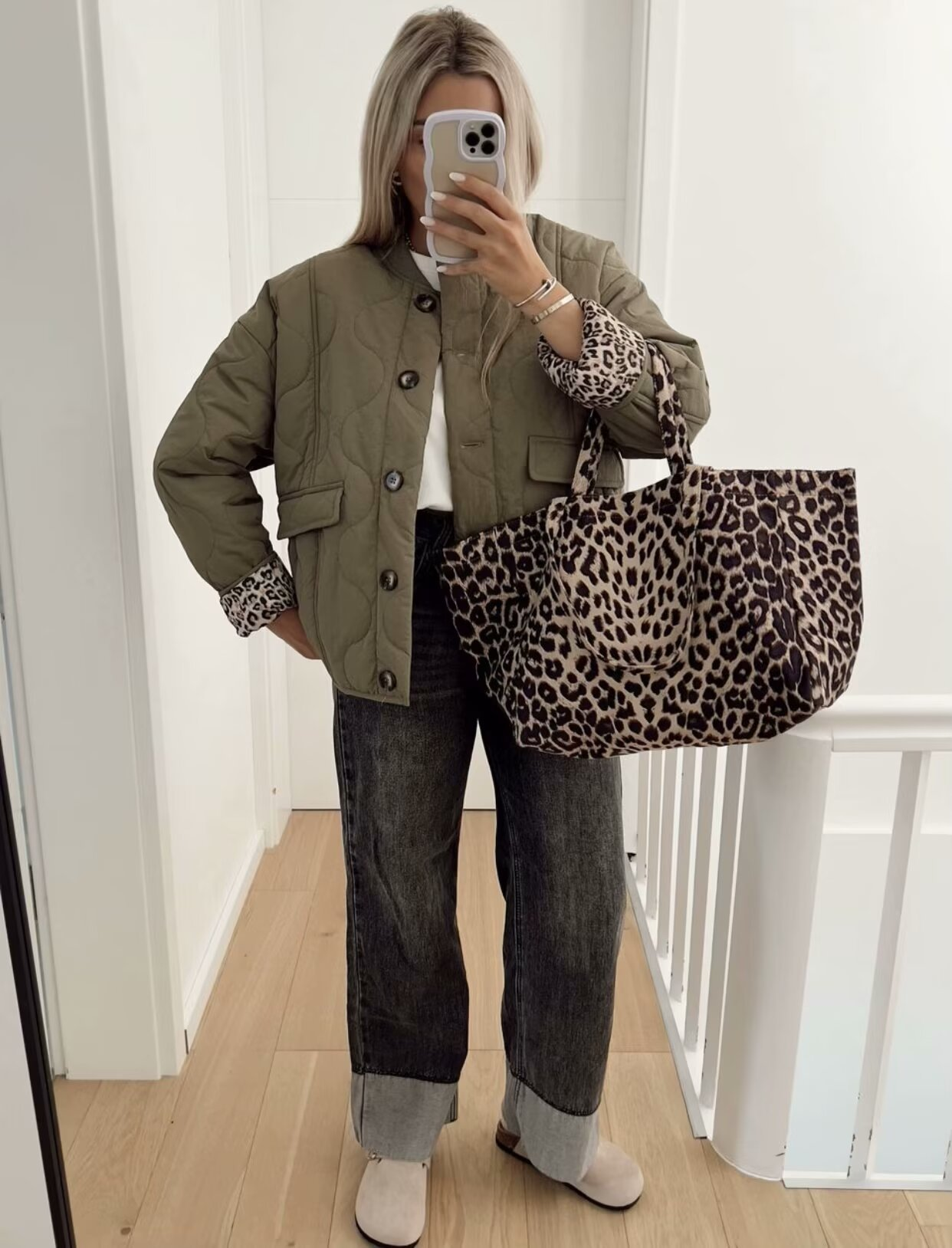 Prošívaná bunda pro ženy s leopardím podšívkou a zapínáním na knoflíky