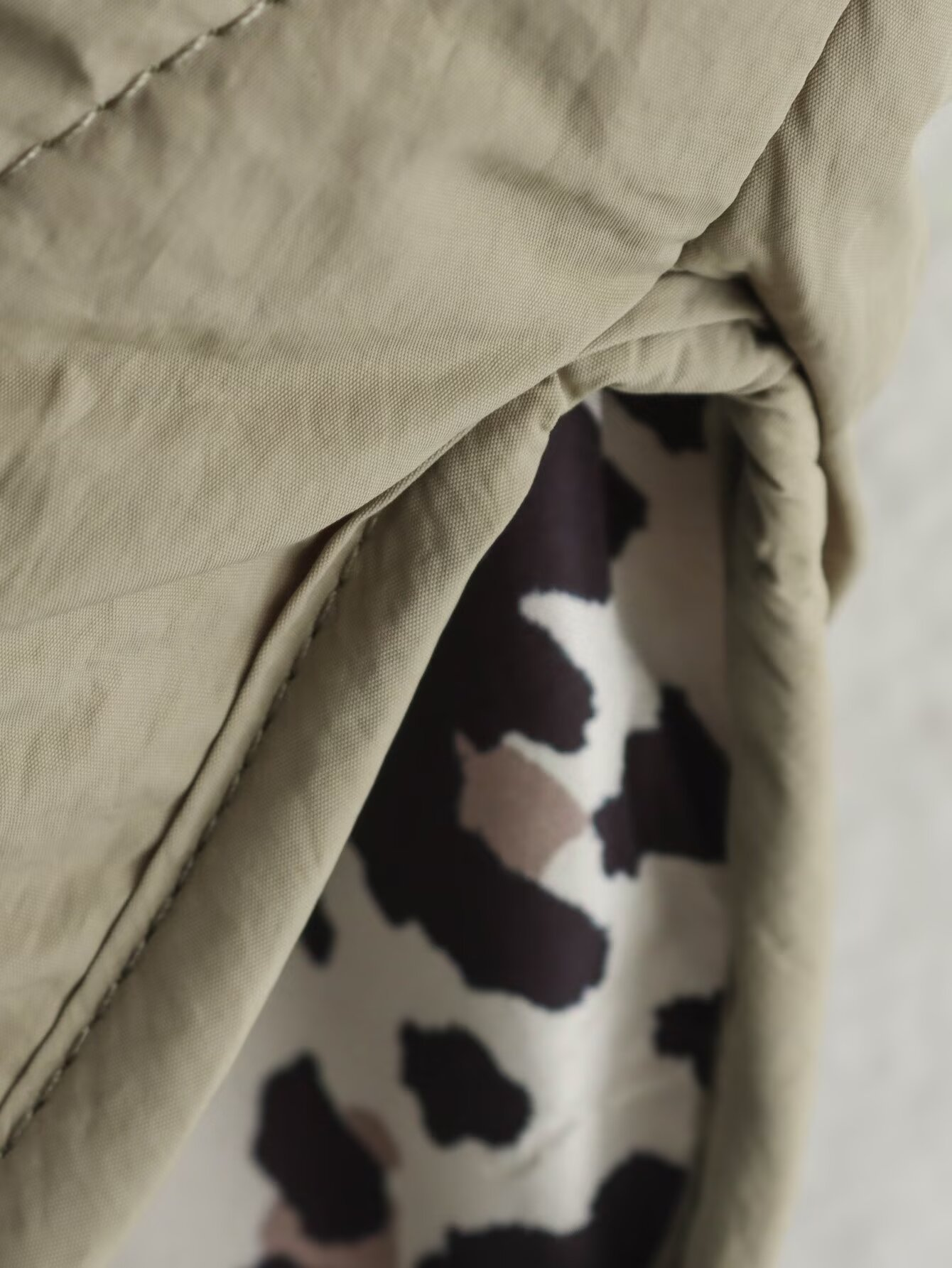 Prošívaná bunda pro ženy s leopardím podšívkou a zapínáním na knoflíky