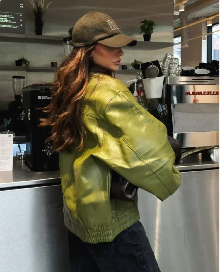 Giacca corta effetto pelle con colletto a risvolto e cerniera da donna