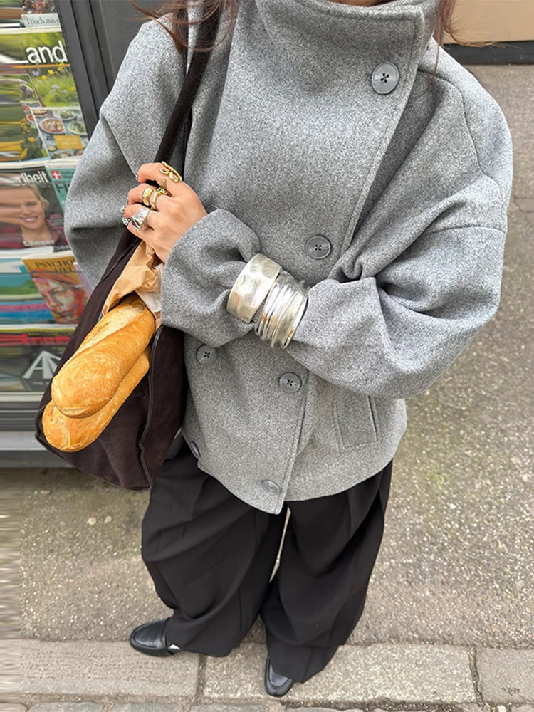 Abrigo corto de mujer cruzado con cuello alto y bolsillos laterales